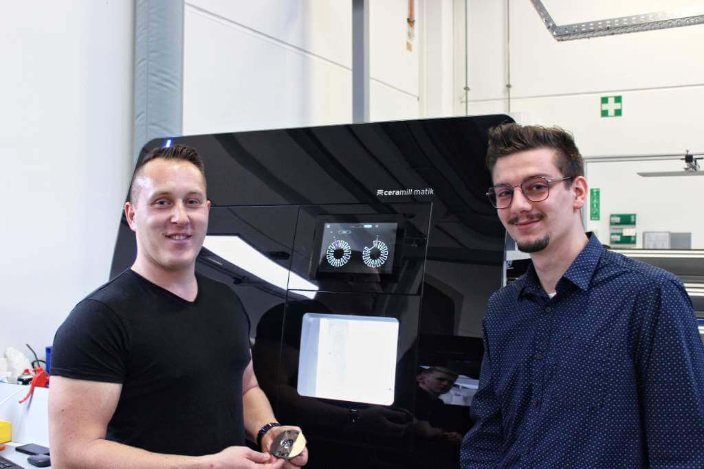 Amann Girrbach operasyonel mükemmellik kıdemli müdürü Marcel Humml (sağda) yeni Ceramill Matik diş protezleri üretim makinesiyle birlikte. Stark Spannsysteme'den Michael Netzer solda resimde
